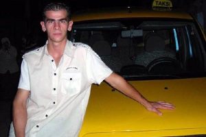 Site duvarına &ccedil;arpan otomobilin s&uuml;r&uuml;c&uuml;s&uuml; &ouml;ld&uuml;
