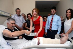 Hastane odasında oğluna kız istedi