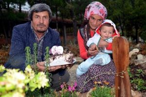 Madenci &ccedil;ocuğu mezar başında doğum g&uuml;n&uuml; kutladı
