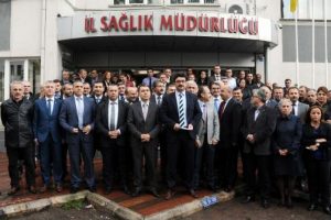 Sağlık &ccedil;alışanlarına y&ouml;nelik ter&ouml;r saldırısı protesto edildi