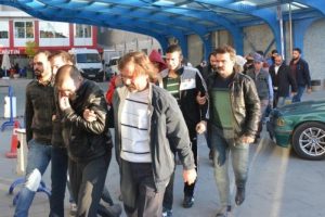 Okul &ouml;nlerinde uyuşturucu satan şebekeye operasyon