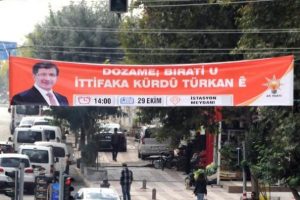 K&uuml;rt&ccedil;e 'K&uuml;rt-T&uuml;rk ittifakı' afişleri asıldı