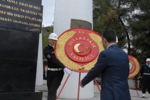 Diyarbakır'da Cumhuriyet Bayramı nedeniyle Atat&uuml;rk Anıtı'na &ccedil;elenk konuldu