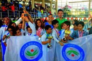 Bursa Nil&uuml;fer Belediyespor y&uuml;z&uuml;c&uuml;lerine madalya yağdı