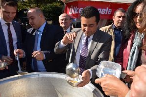MHP Bursa Milletvekili adayı Zırhlıoğlu vatandaşlara aşure dağıttı