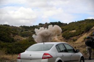 Karayoluna tuzaklanan 150 kiloluk bomba imha edildi