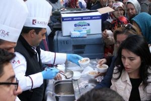 Bursa'da &ccedil;arşı esnafından 10 bin kişiye aşure