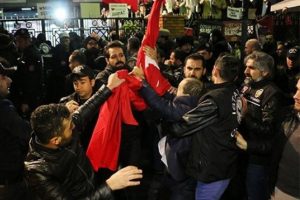 Kanalt&uuml;rk &ouml;n&uuml;nde MHP'lilerle polis arasında arbede