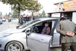 Emekli &ouml;ğretmen otomobilinde kalp krizi ge&ccedil;irerek &ouml;ld&uuml;