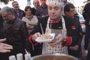 Oktay Usta pilav dağıtırken polis m&uuml;dahalesi geldi