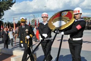Yalova'da Atat&uuml;rk Anıtı'na &ccedil;elenk bıraktılar