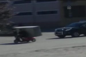 Bursa'da elektrikli bisikletle buzdolabı taşıdı