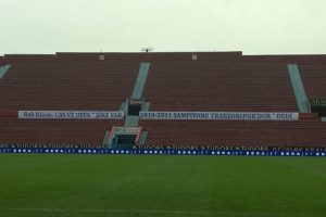 Trabzonspor taraftarından Fenerbah&ccedil;e'nin pankartına cevap