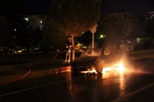 Seyir halindeki otomobil alev alev yandı