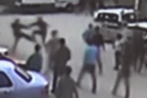 Liselilerin bı&ccedil;aklı sopalı kavgası g&uuml;venlik kamerasında