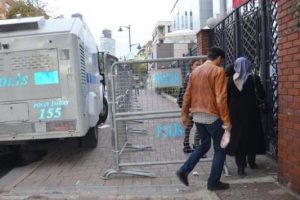 Polis, İpek Medya Grubu binasında &ccedil;alışanlara kimlik kontrol&uuml; yaptı