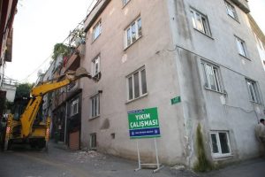 Bursa'da musallası olmayan cami i&ccedil;in 4 katlı bina yıkıldı