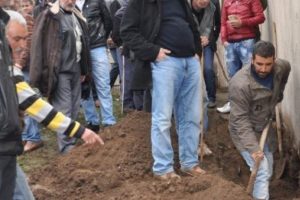 K&ouml;ye d&uuml;şen havan topu mermisini kazma k&uuml;rekle aradılar