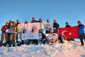 Dağcılardan "Cumhuriyet tırmanışı"