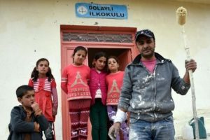 Yusuf &ouml;ğretmen tatilini okulda tadilat yaparak ge&ccedil;iriyor