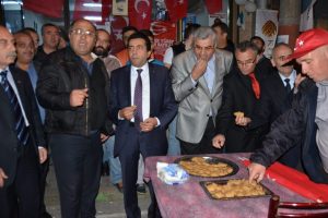 Bursa'da mahalleliden davul zurnalı Cumhuriyet kutlaması