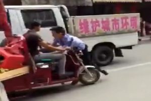 Motosikletini polisin &uuml;zerine s&uuml;rd&uuml;