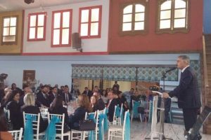 Bursa'da MHP'ye katılanlara rozet takıldı