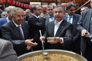 TBMM Başkanı Yılmaz Sivas'ta aşure dağıttı