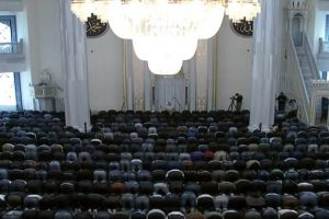 Moskova'da cuma namazı kıldırdı