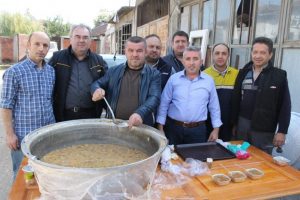Bursa Yenişehir'de sanatkarlar aşure ikram etti
