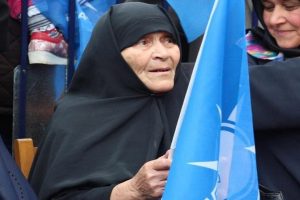 Kalabalığı 80'lik nine coşturdu