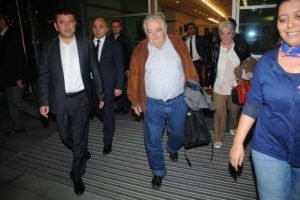Mujica hayatını anlattığı kitabını imzaladı