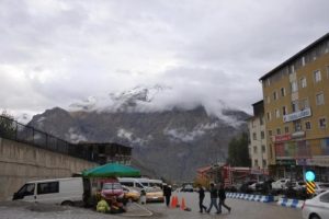 Hakkari'nin y&uuml;ksek kesimlerine kar yağdı