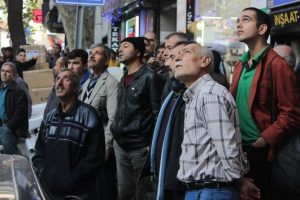 İntihar kalkıştı, polis ikna i&ccedil;in &ccedil;ay verdi