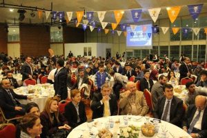 Efkan Ala Bursa'da ilk defa oy kullanacak olan gen&ccedil;lerle bir araya geldi