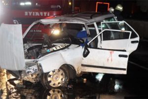 Otomobil t&uuml;nel korumalıklarına &ccedil;arptı: 3 yaralı