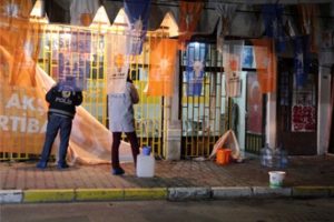 AK Parti se&ccedil;im b&uuml;rosuna molotoflu saldırı!