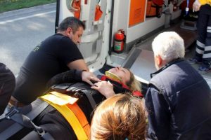 Bursa'da aracıyla takla attı eşi yalnız bırakmadı