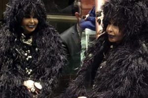 B&uuml;lent Ersoy'dan olay kıyafete a&ccedil;ıklama