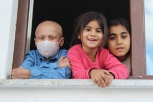 &Ccedil;ocuğu i&ccedil;in &ccedil;aresizce yardım bekliyor
