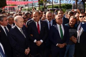Devlet Bah&ccedil;eli, Ferdi Tayfur'un şarkısıyla karşılandı