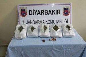 Diyarbakır'da uyuşturucu ve sigara operasyonu