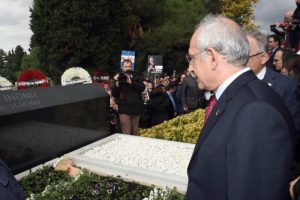 Erdal İn&ouml;n&uuml; &ouml;l&uuml;m&uuml;n&uuml;n 8. yılında anıldı