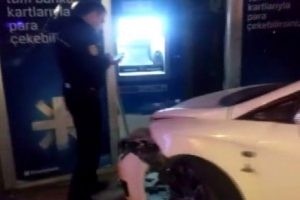 Ehliyetsiz s&uuml;r&uuml;c&uuml; banka ATM'sini yerinden s&ouml;kt&uuml;