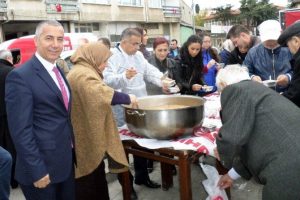 MHP Mudanya il&ccedil;e teşkilatı aşure dağıttı
