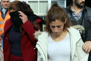 Evden hırsızlık ş&uuml;phelisi 2 kadın yakalandı