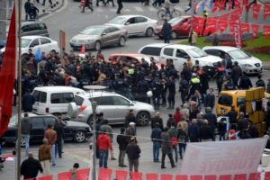 Kayseri'de partilerin 'pankart' gerginliği