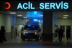 &Ccedil;arptığı yaralıyı hastane yolunda darp etti