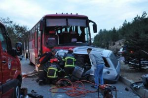 Otomobil otob&uuml;sle &ccedil;arpıştı: 1 &ouml;l&uuml;, 2 yaralı