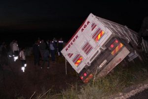 TIR ile otomobil &ccedil;arpıştı: 2 &ouml;l&uuml;, 2 yaralı